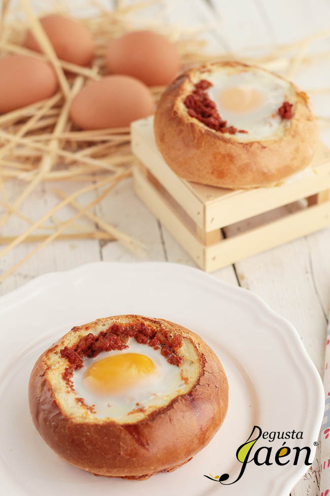 Huevos en nido de pan con picadillo de chorizo (3)
