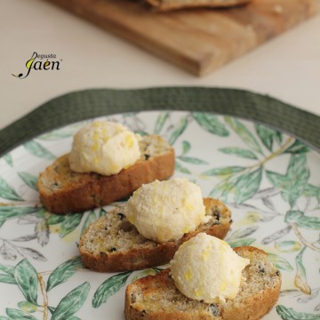 Mousse de queso curado con pate de aceitunas Degusta Jaen (1)