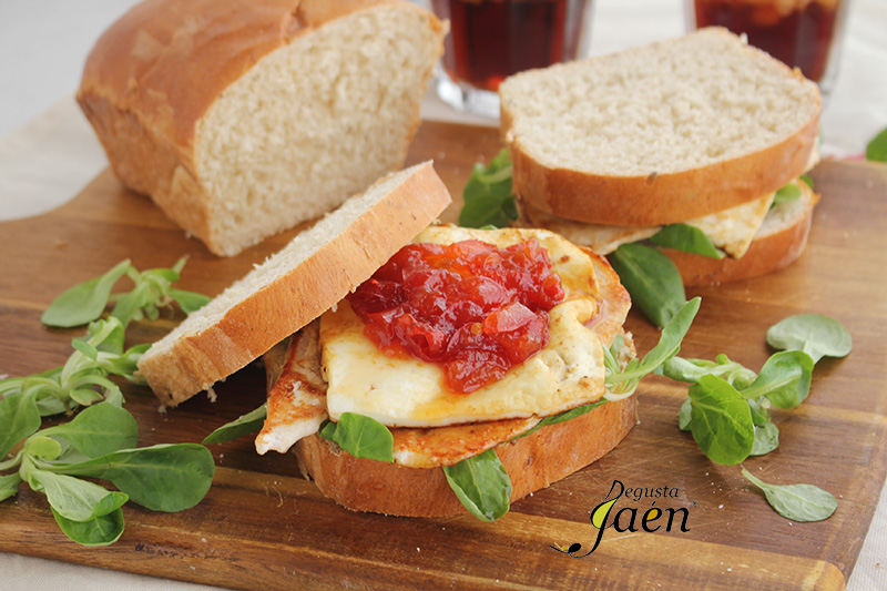 Sándwich de pollo y queso en pan de brioche