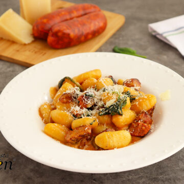 Imagen de la receta Ñoquis con espinacas, chorizo y queso