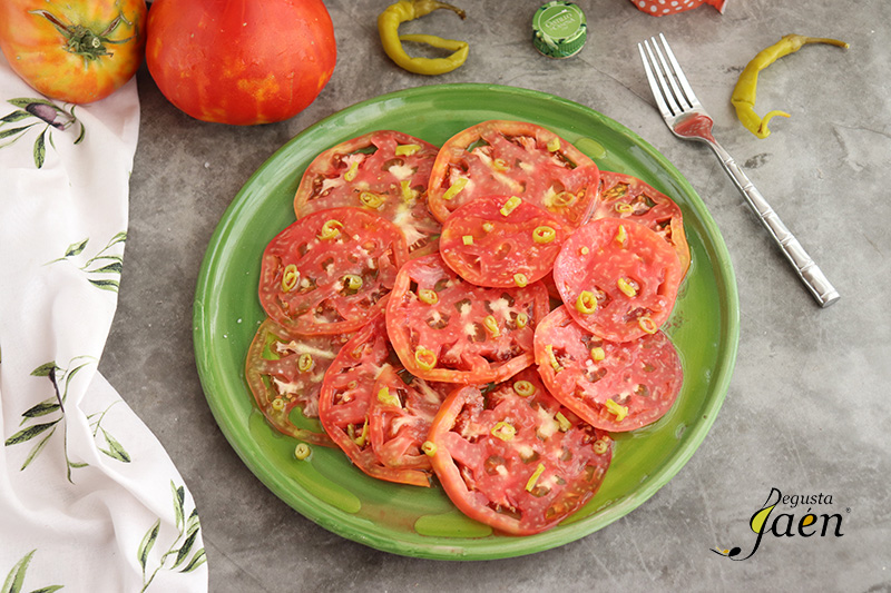Carpaccio de tomate con guindillas y aceite de oliva virgen extra