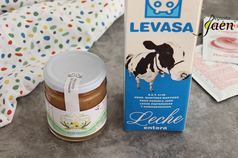 Cuajada con mermelada de limón