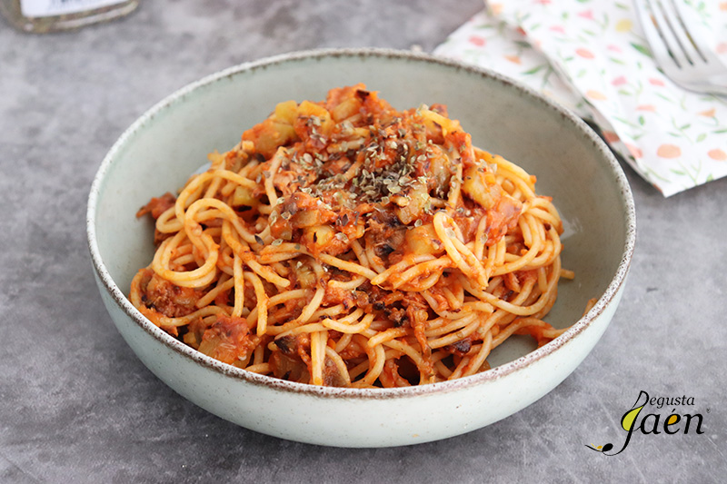 Espaguetis con verduras, atún y tomate frito