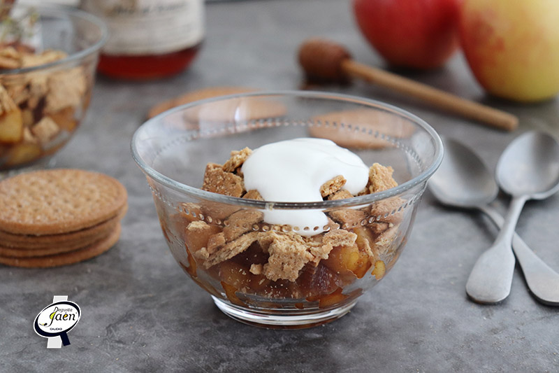 Manzana con crumble de galletas