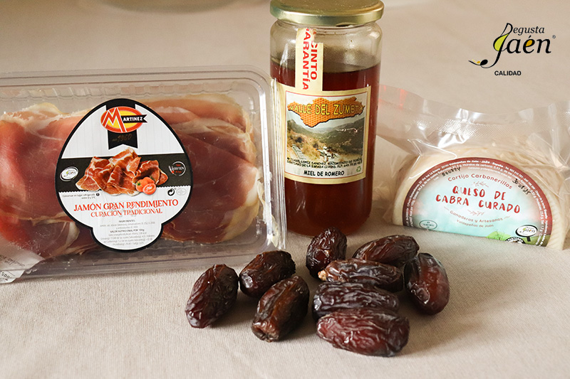 Dátiles con queso, jamón y miel