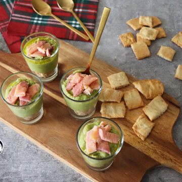 Imagen de la receta Vasitos de regañás, guacamole, trucha y aceite de oliva virgen extra