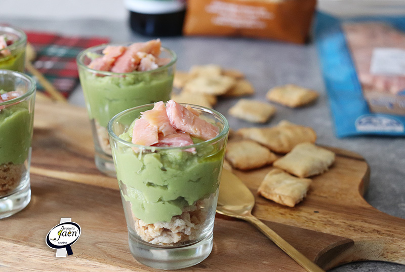 Vasitos de regañas con aguacate y trucha