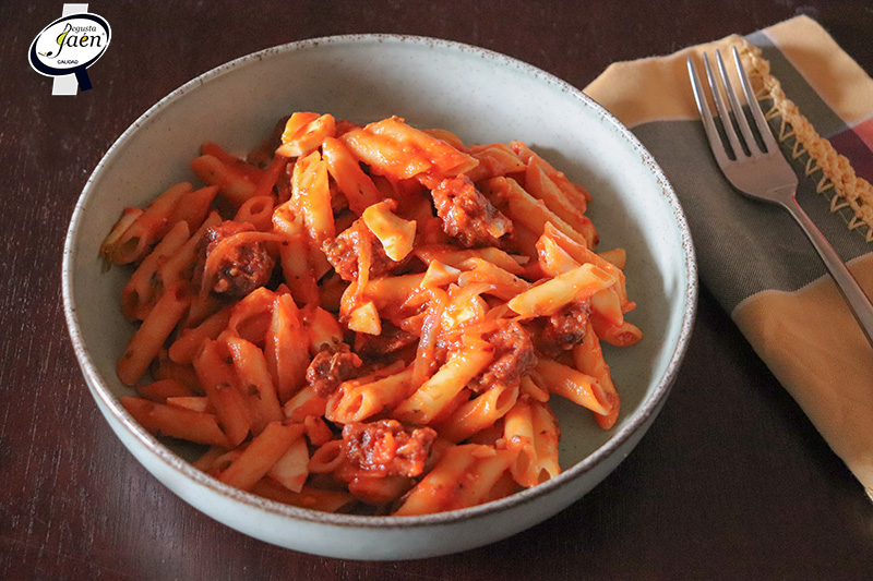 Macarrones con tomate, huevo y chorizo