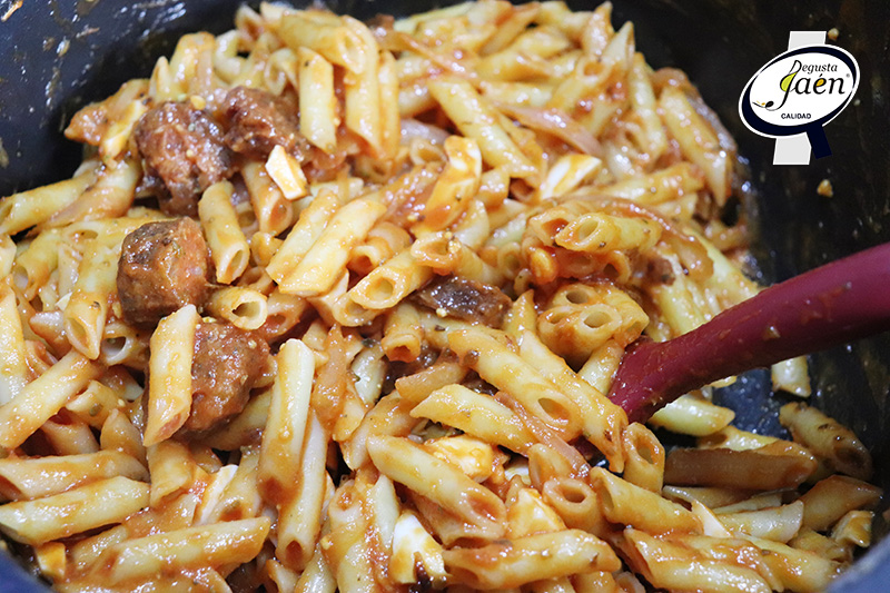 Macarrones con tomate, huevo y chorizo
