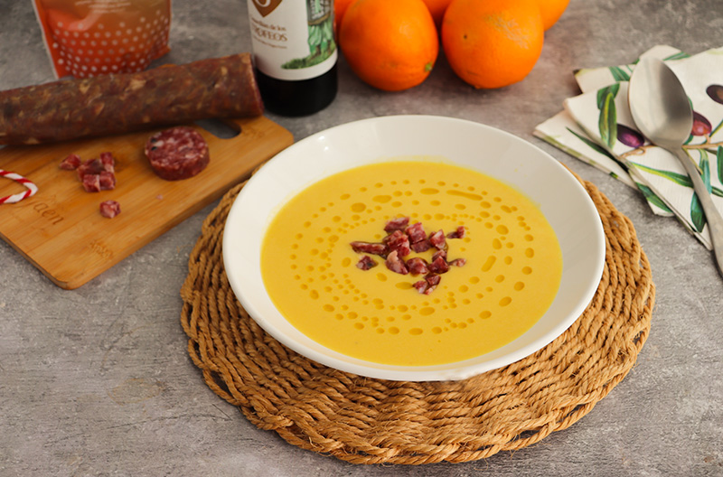 Salmorejo de naranja con salchichón de ciervo