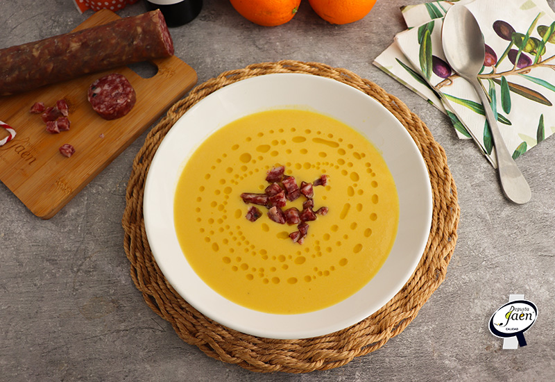 Salmorejo de naranja con salchichón de ciervo