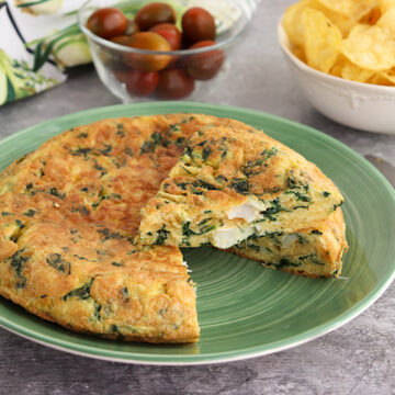 Imagen de la receta Tortilla de patatas fritas con espinacas y bacalao