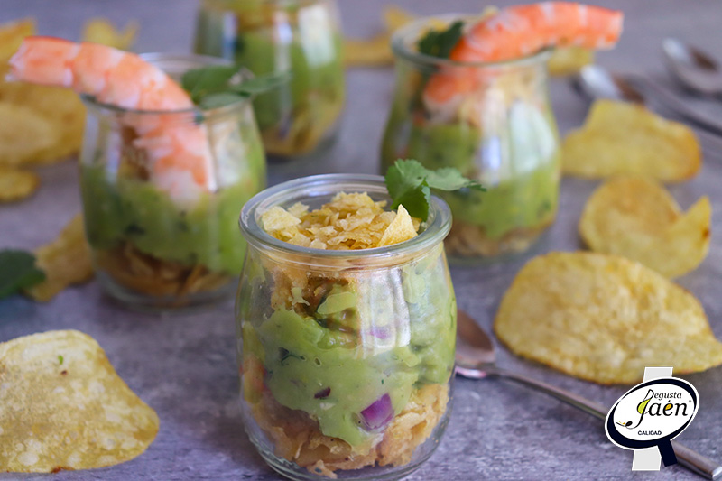 Vasitos de aguacate, langostinos y patatas fritas Degusta Jaén