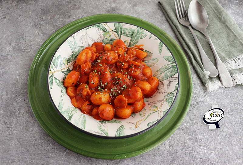 Ñoquis con gambas y tomate frito