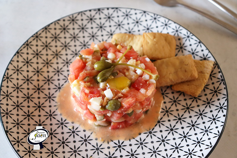 Tartar de tomate y alcaparrones con mermelada de aove