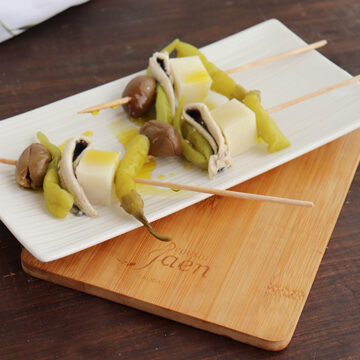 Imagen de la receta La Gilda de Jaén: guindilla, boquerón, aceitunas, queso y aceite de oliva virgen extra
