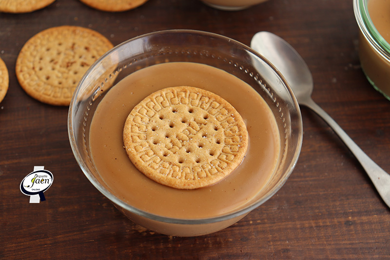 Crema de café y galletas