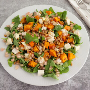 Imagen de la receta Ensalada otoñal de boniato, queso y pipas garrapiñadas