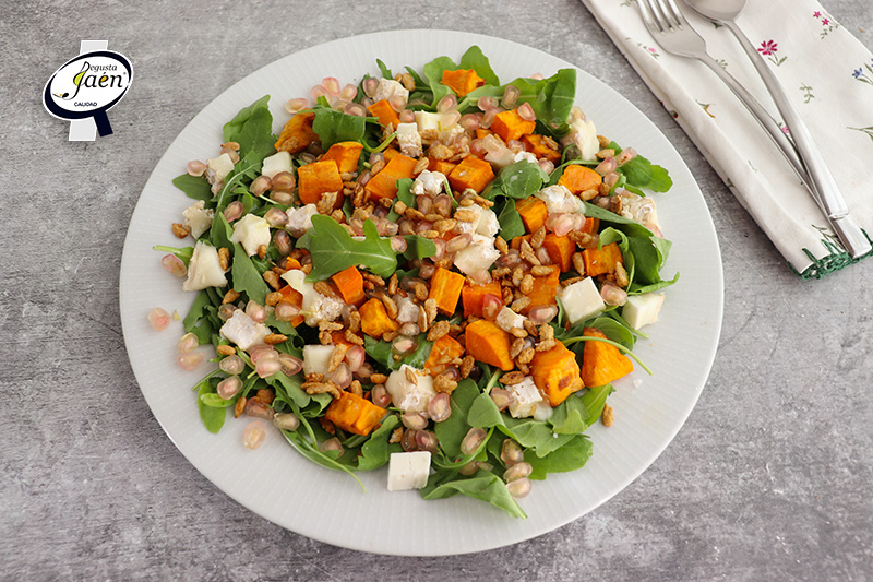 Ensalada de Otoño con queso, boniato y pipas garrapiñadas