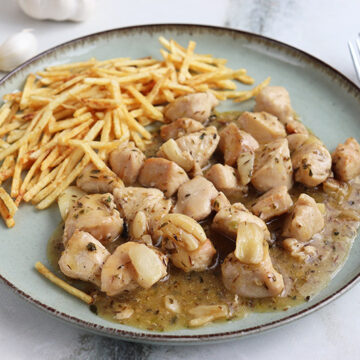 Imagen de la receta Pechuga de pollo en salsa de ajo con patatas paja