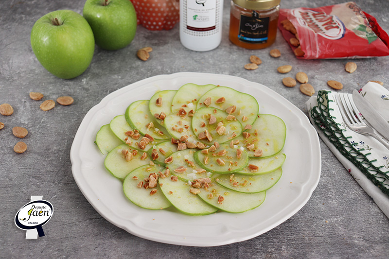 carpaccio de manzana y aove con almendras