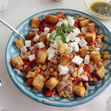 Imagen de la receta Ensalada de garbanzos con queso fresco, picatostes y vinagreta de aove, albahaca y miel Degusta Jaén