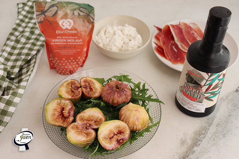 Carpaccio de brevas con requesón y crujiente de jamón