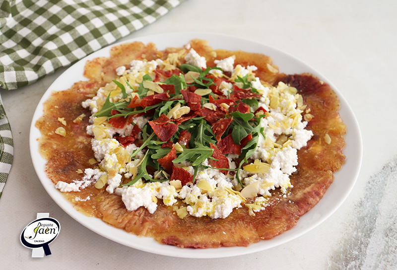 Carpaccio de brevas con requesón y crujiente de jamón