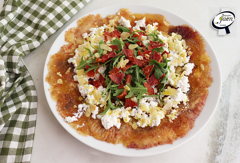 Carpaccio de brevas con requesón y crujiente de jamón