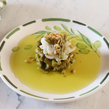 Imagen de la receta Tartar de espárragos verdes con queso y piñones: un entrante de lujo en cinco minutos
