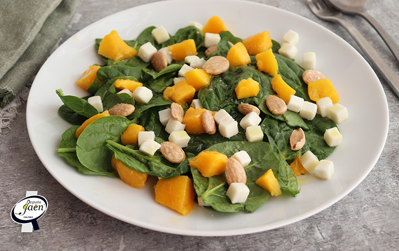 Ensalada de espinacas con mango, queso y almendras