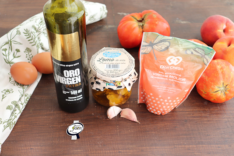 Salmorejo de melocotón con lomo de orza
