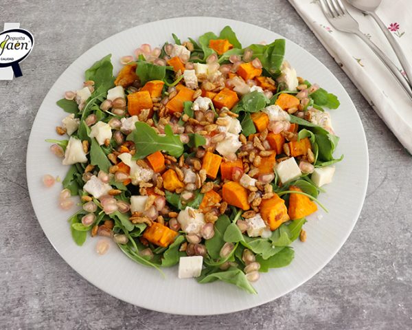 Ensalada otoñal de boniato, queso y pipas garrapiñadas
