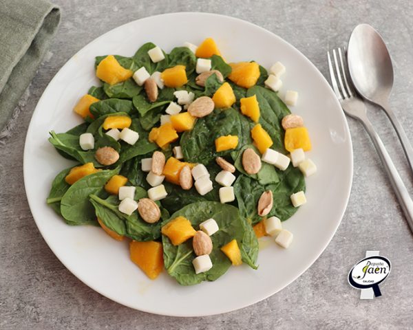 Ensalada de espinacas con mango, queso y almendras