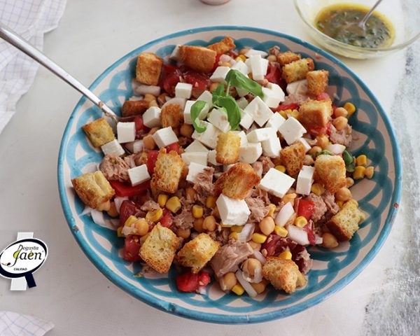 Ensalada de garbanzos con queso fresco, picatostes y vinagreta de aove, albahaca y miel Degusta Jaén
