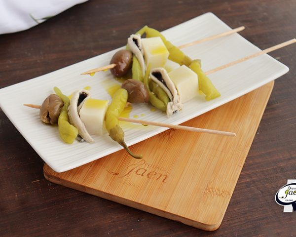 La Gilda de Jaén: guindilla, boquerón, aceitunas, queso y aceite de oliva virgen extra