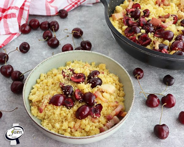 Migas de sémola con panceta y cerezas