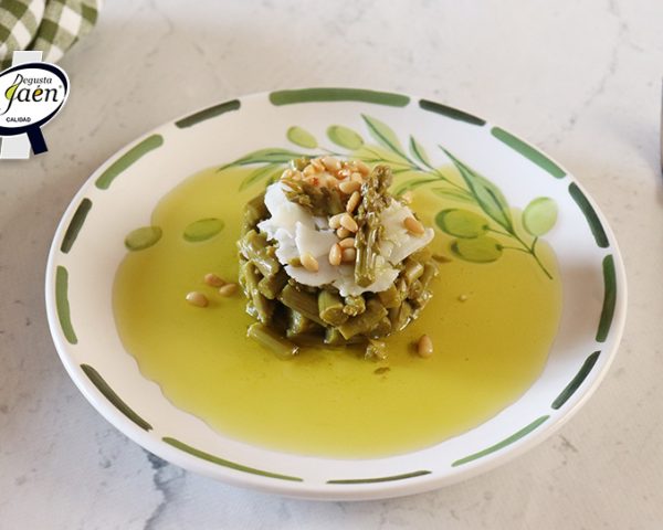 Tartar de espárragos verdes con queso y piñones: un entrante de lujo en cinco minutos