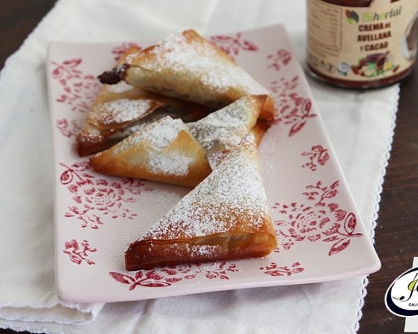 Samosas crujientes de crema de chocolate y avellanas